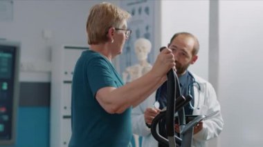 Atamada iyileşme egzersizi yapan kıdemli hasta.