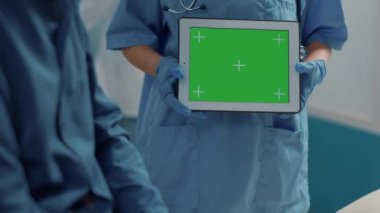 Dijital tablette yeşil ekran kullanan tıbbi yardımcı
