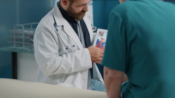 心臓の状態のタブレットを保持する一般開業医 — ストック動画
