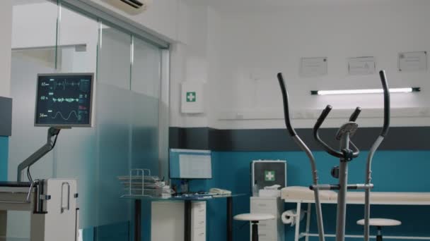 Порожній кабінет реабілітації, щоб допомогти з фізіотерапією — стокове відео