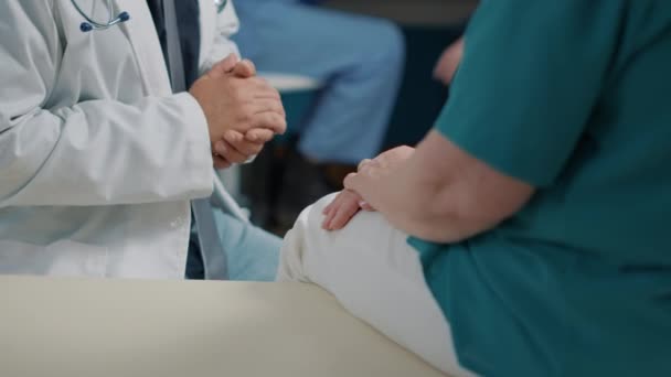 Врач общей практики проявляет сострадание к пациенту старшего возраста — стоковое видео