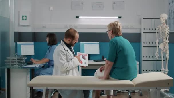 数码平板电脑显示心脏科图像的健康专家 — 图库视频影像