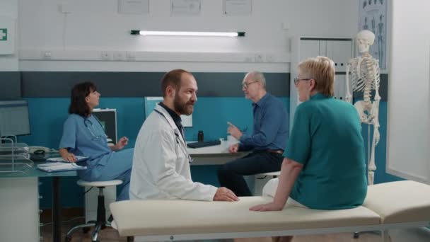 Homme médecin consultant femme âgée dans le cabinet médical — Video