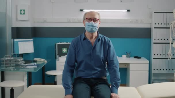 Portrait d'homme âgé avec masque facial assistant à l'examen de récupération — Video