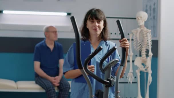 Porträtt av kvinnlig sjuksköterska stående i läkarskåp — Stockvideo