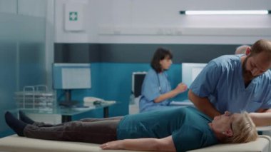 Kıdemli kadın osteopattan tıbbi yardım alıyor