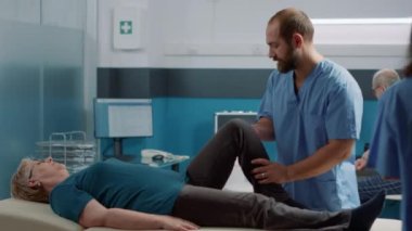 Osteopat, mekanik bozuklukları olan yaşlı bir kadını iyileştirmek için bacak kırıyor.