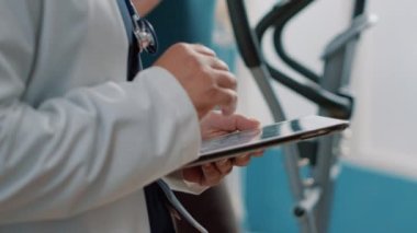 Check-up randevusunda dijital tablet kullanan erkek doktor