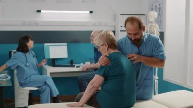 Sırt kaslarını geren ve omurga kemiklerini kıran bir terapist.