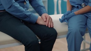 Hemşire haberleri paylaşıyor ve yaşlı adama destek oluyor.
