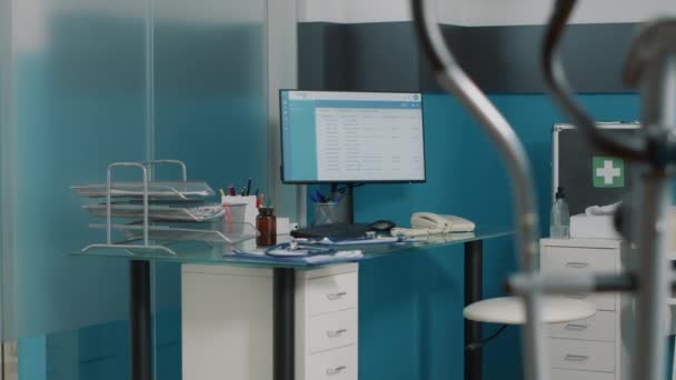 Bureau vide avec écran d'ordinateur pour travailler sur le système médical — Video