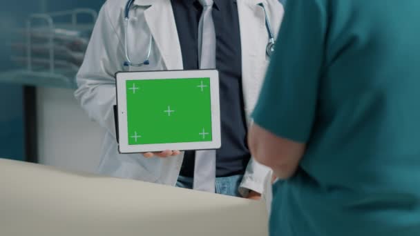 Férfi orvos gazdaság vízszintes zöld képernyő digitális tabletta — Stock videók