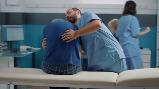 Manlig läkare knäcka ryggben för att läka människan med ryggmärgen — Stockvideo