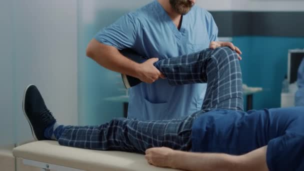 Sjukgymnast med benknäckningsprocedur för att bota äldre patienter — Stockvideo
