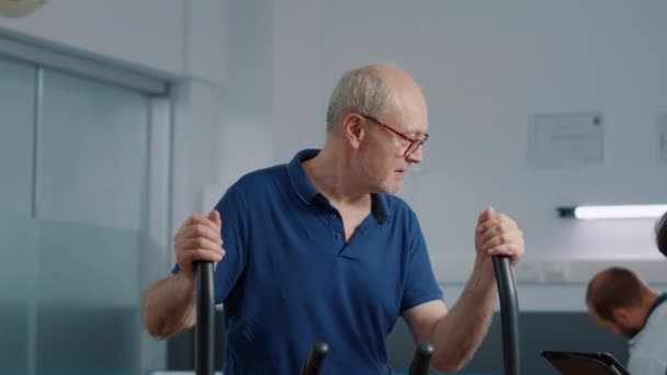 Hombre mayor y enfermera médica hablando de recuperación de osteopatía — Vídeo de stock