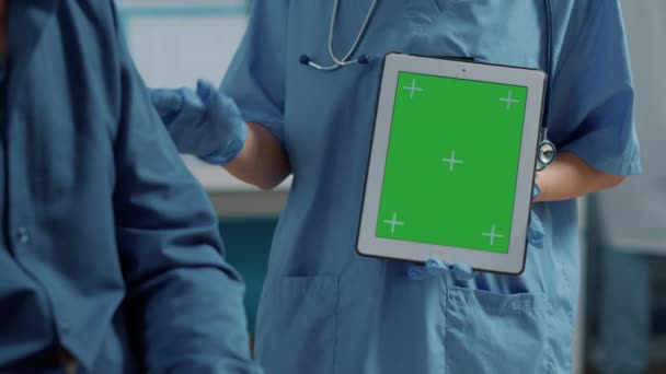 Infirmière tenant dispositif numérique avec modèle d'écran vert — Video