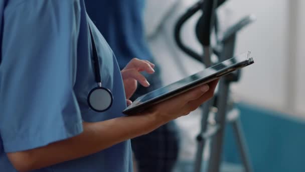 高齢者の患者を支援するためにデジタルタブレットを使用して医療専門家 — ストック動画