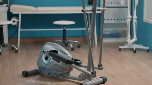 Armario de osteopatía con bicicleta estacionaria eléctrica — Vídeos de Stock