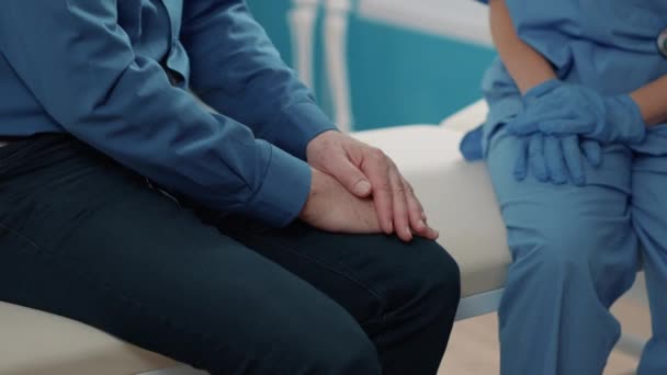 Medische assistent troostende senior patiënt om te helpen met herstel — Stockvideo