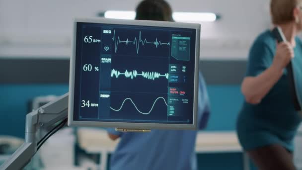 Monitor de frecuencia cardíaca en visita de control para medir latidos cardíacos y pulso — Vídeo de stock