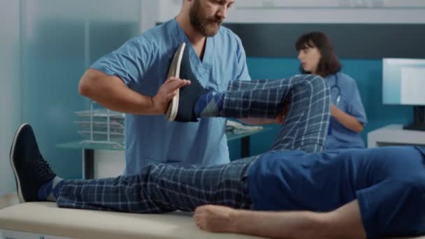Terapeuta zdrowia łamanie kości nóg i rozciąganie mięśni — Wideo stockowe