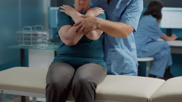 Остеопат розтріскує кістки спини при реабілітаційній фізіотерапії — стокове відео