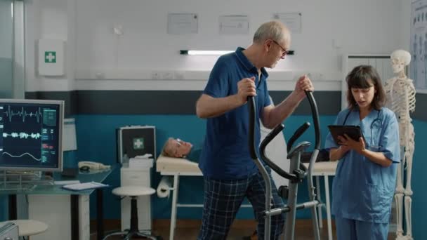 Pacient în vârstă cu tulburări mecanice care participă la fizioterapie — Videoclip de stoc