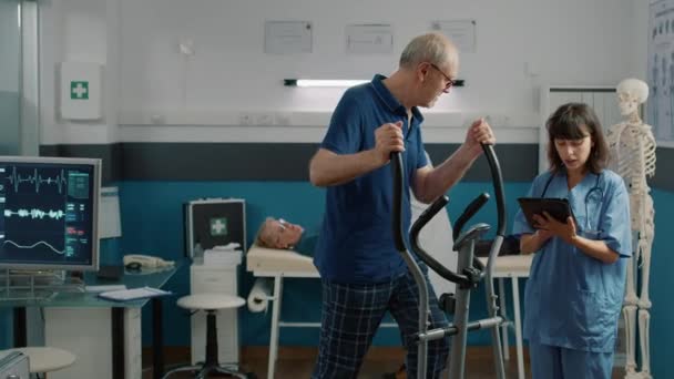 Vieux patient souffrant de troubles mécaniques fréquentant la physiothérapie — Video