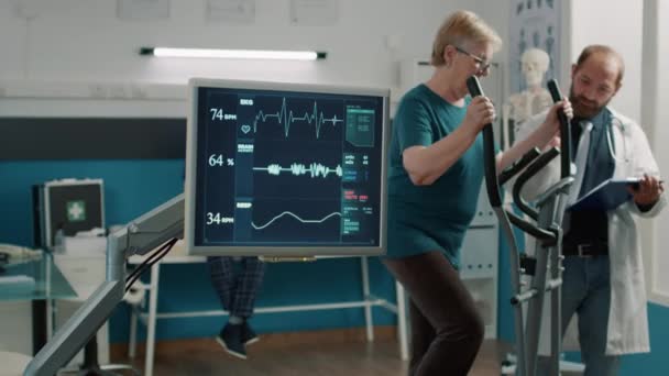 Монитор сердечного ритма для измерения сердцебиения и пульса в кабинете реабилитации — стоковое видео