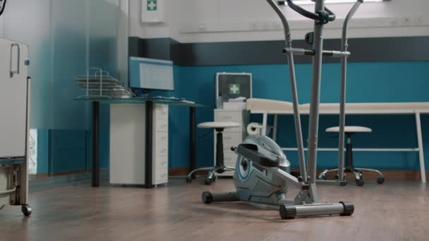 Медичний кабінет для фізіотерапії зі стаціонарним велосипедом — стокове відео