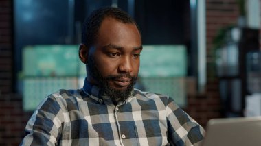 Erkek komisyoncu strateji planlamak için Forex döviz karını düşünüyor