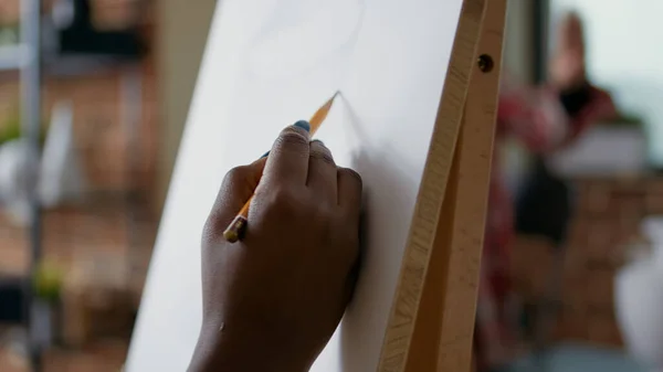 Творческая женщина с помощью карандаша рисует вазу модели в художественном классе — стоковое фото