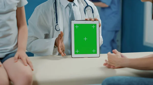 Γιατρός που χρησιμοποιεί ψηφιακό δισκίο με πράσινη οθόνη στο ραντεβού — Φωτογραφία Αρχείου
