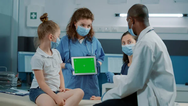 Statief shot van assistent-tablet met horizontaal groen scherm — Stockfoto