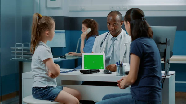 Медик тримає цифровий планшет з горизонтальним зеленим екраном — стокове фото