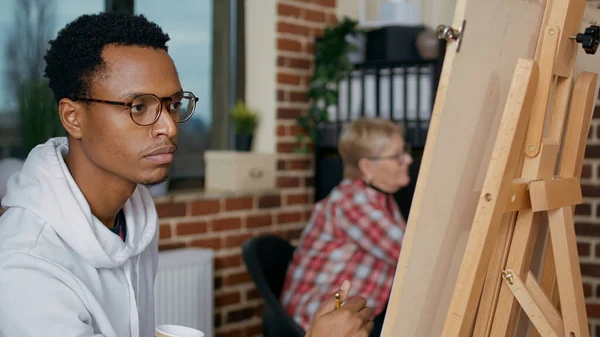 Porträt einer jungen Studentin, die mit Bleistift auf Leinwand Vase zeichnet — Stockfoto