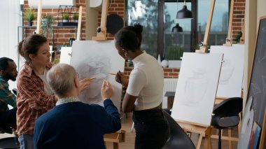 Çeşitli öğrenciler sanat sınıfındaki son sınıf öğrencilerine tavsiye veriyor.