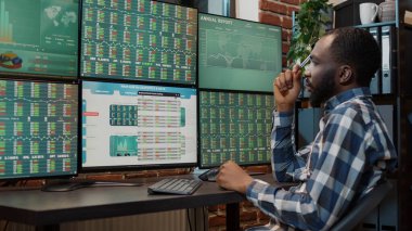 Düşünceli yatırımcı borsayı planlamak için beyin fırtınası yapıyor.