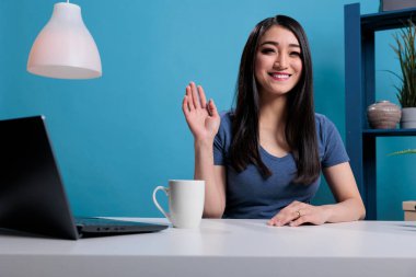 Asyalı nüfuzlu kişi sosyal medya aboneliklerini karşıladı