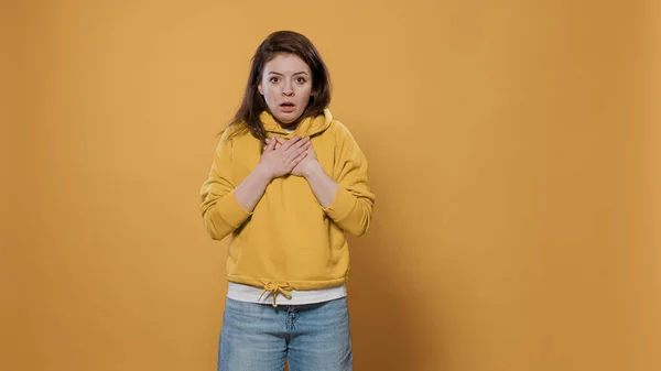 Vrouwen met een paniekaanval die zich buiten adem voelen, worden bang en angstig. — Stockfoto