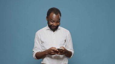 Milenyum çalışanı mesaj göndermek için sosyal medya uygulamasını kullanıyor