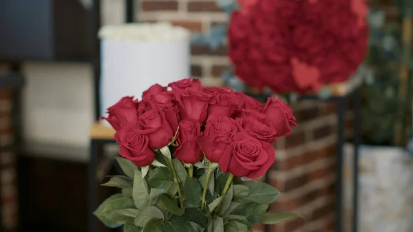 Bouquet di rose rosse presenti per la festa di San Valentino — Foto Stock