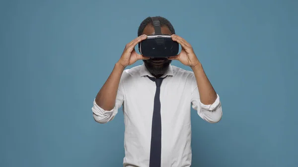 Joven con gafas de realidad virtual delante de la cámara —  Fotos de Stock