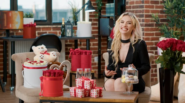 Magnifique blonde en appel vidéo saluant un être cher le jour de la Saint-Valentin heureux avec des cadeaux surprise — Photo