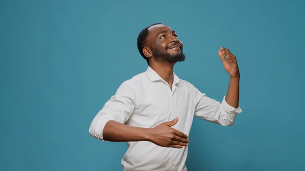 Millennial pessoa fazendo movimentos de dança robótica na câmera — Fotografia de Stock