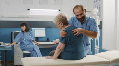 Sırt kaslarını geren ve omurga kemiklerini kıran bir terapist.