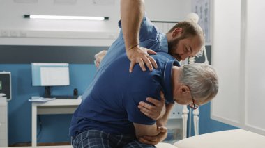 Osteopath, üst düzey bir adamın kabinedeki kemikleri kırmasına yardım ediyor.