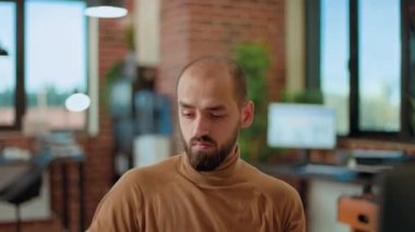 Ofis çalışanı finansal uzmanlık geliştirmek için beyin fırtınası yapıyor.