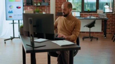 İstatistikler ve finansal tablolarla çalışan bir şirket çalışanı