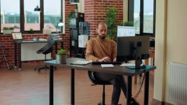 Şirket çalışanı istatistik ve mali tabloları analiz ediyor